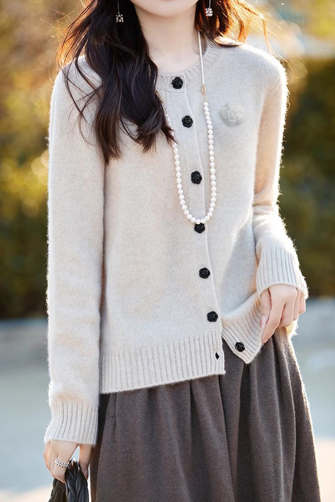 Eleganter Rundhals-Cardigan mit 3D-Blumenstrickdetails