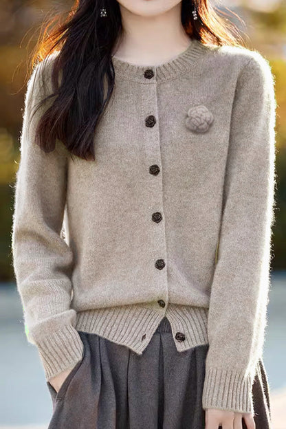 Eleganter Rundhals-Cardigan mit 3D-Blumenstrickdetails