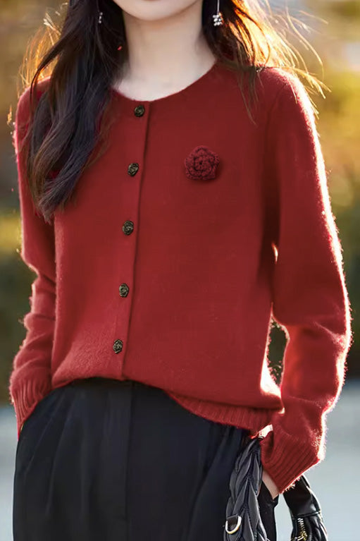 Eleganter Rundhals-Cardigan mit 3D-Blumenstrickdetails