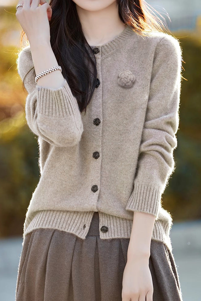 Eleganter Rundhals-Cardigan mit 3D-Blumenstrickdetails