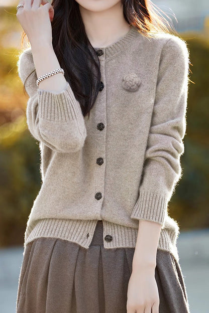 Eleganter Rundhals-Cardigan mit 3D-Blumenstrickdetails