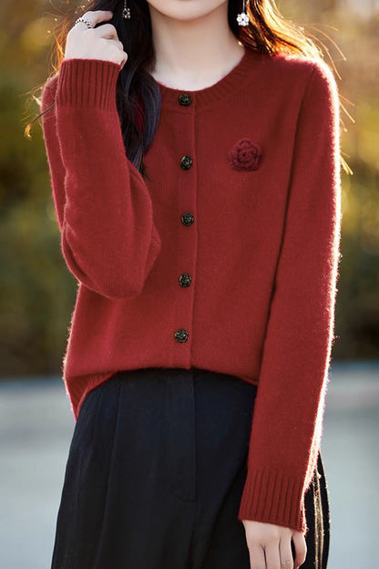 Eleganter Rundhals-Cardigan mit 3D-Blumenstrickdetails