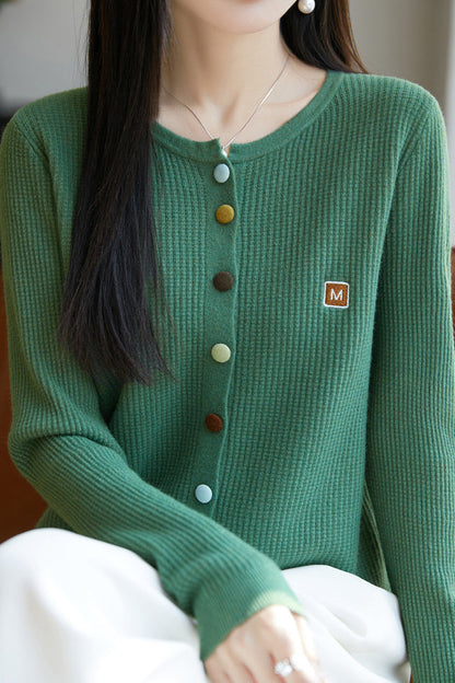 Lässiger Strickcardigan mit farbigen Knöpfen