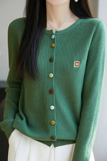 Lässiger Strickcardigan mit farbigen Knöpfen