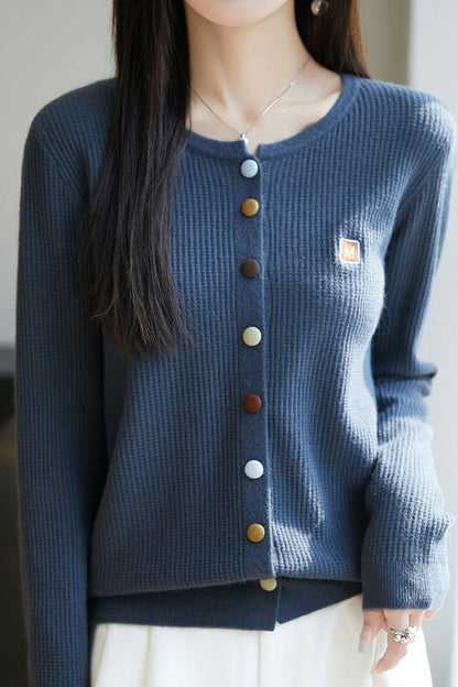 Lässiger Strickcardigan mit farbigen Knöpfen