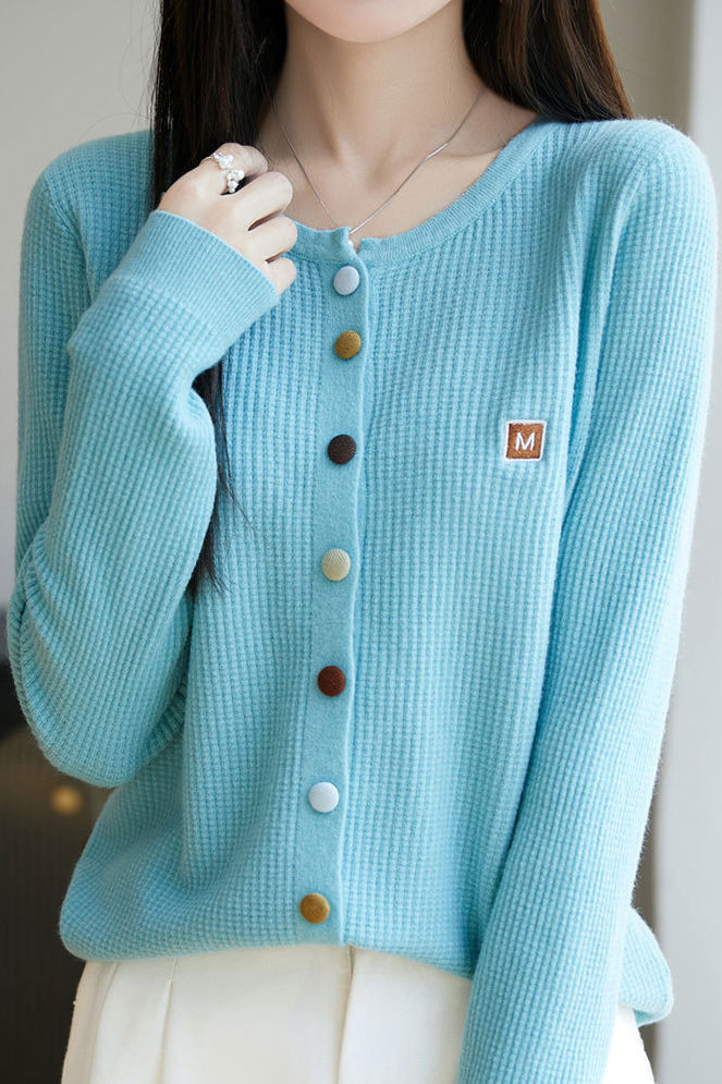 Lässiger Strickcardigan mit farbigen Knöpfen