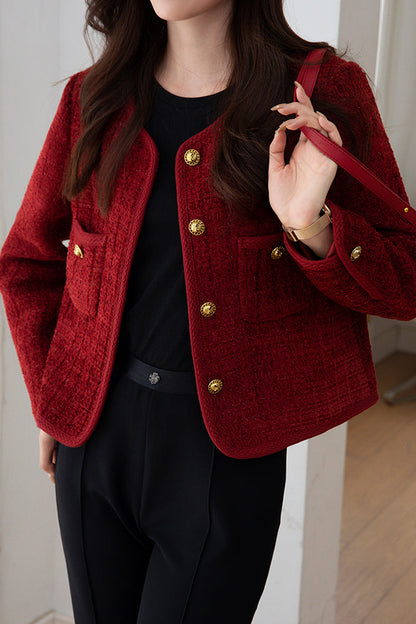 Elegante runde Jacke mit Rundhalsausschnitt, dekoriert mit Knöpfen und ausgestattet mit einem Futter