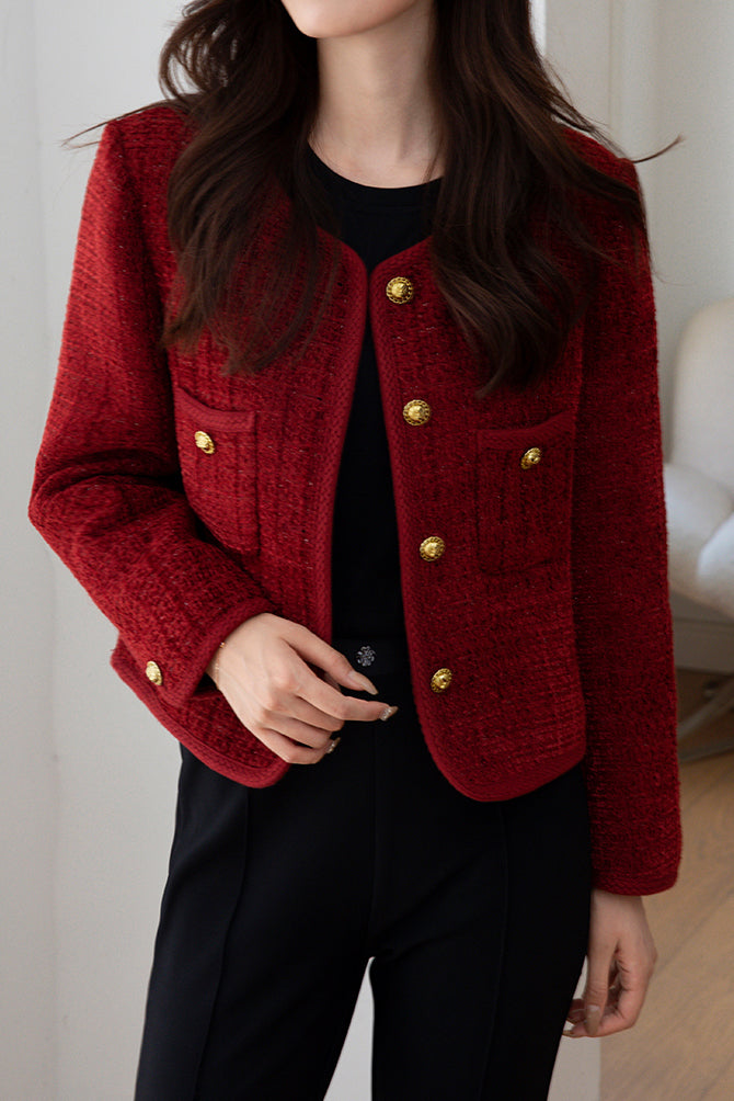 Elegante runde Jacke mit Rundhalsausschnitt, dekoriert mit Knöpfen und ausgestattet mit einem Futter