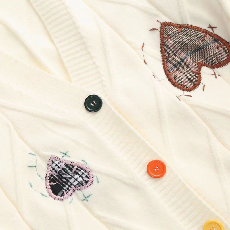 ELYRA™ | Bestickter Herz-Strickpullover