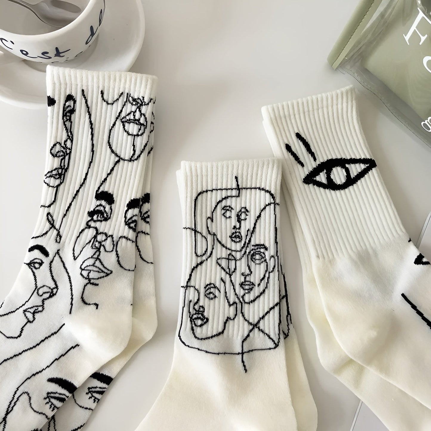 Starrende Gesichter - Abstrakte Linienkunst Socken