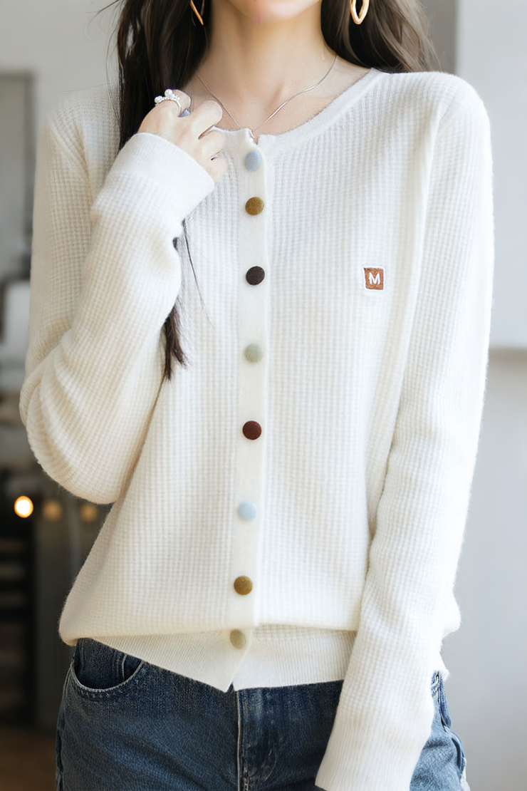 Lässiger Strickcardigan mit farbigen Knöpfen