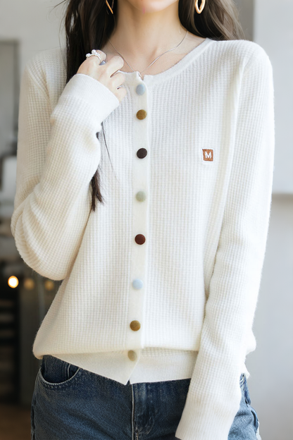 Lässiger Strickcardigan mit farbigen Knöpfen