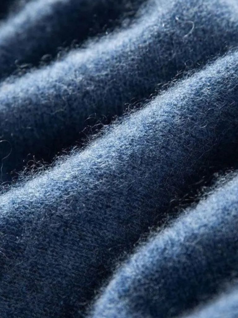 Eleganter V-Ausschnitt-Strickpullover – Cross & Crown