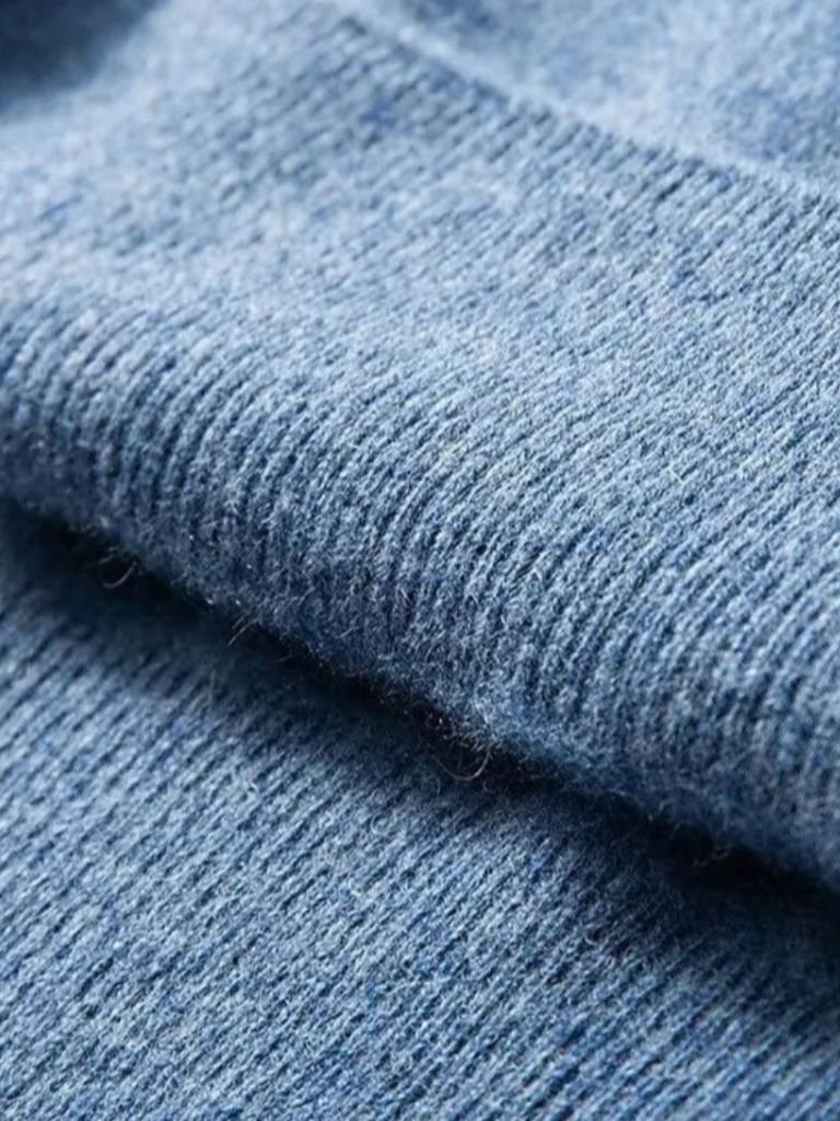 Eleganter V-Ausschnitt-Strickpullover – Cross & Crown