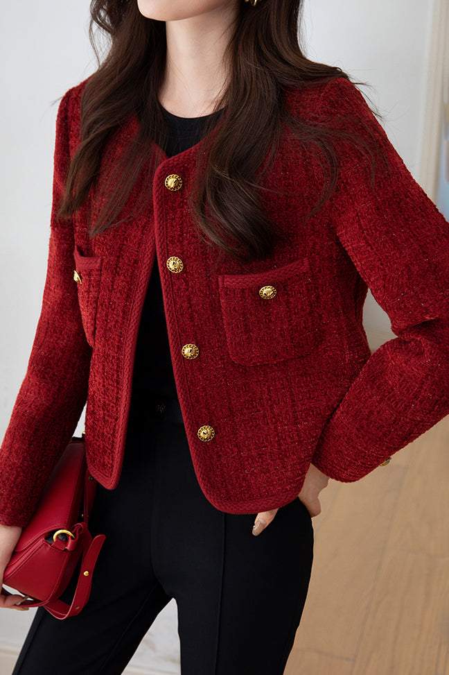 Elegante runde Jacke mit Rundhalsausschnitt, dekoriert mit Knöpfen und ausgestattet mit einem Futter