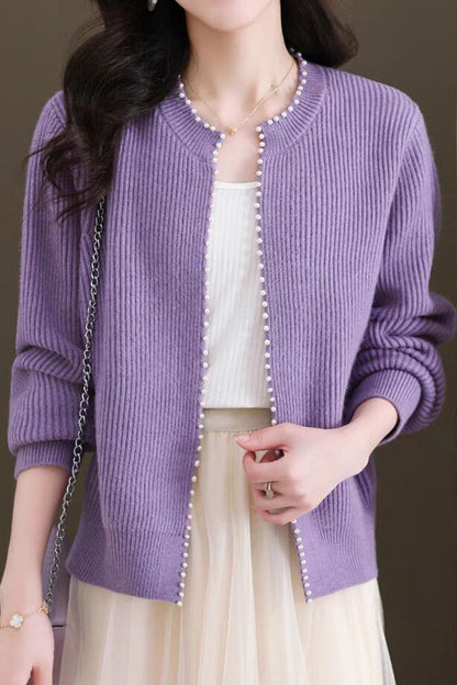 Perlenverzierte gestrickte Strickjacke