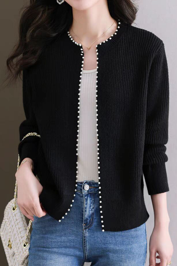 Perlenverzierte gestrickte Strickjacke