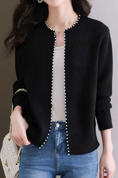 Perlenverzierte gestrickte Strickjacke